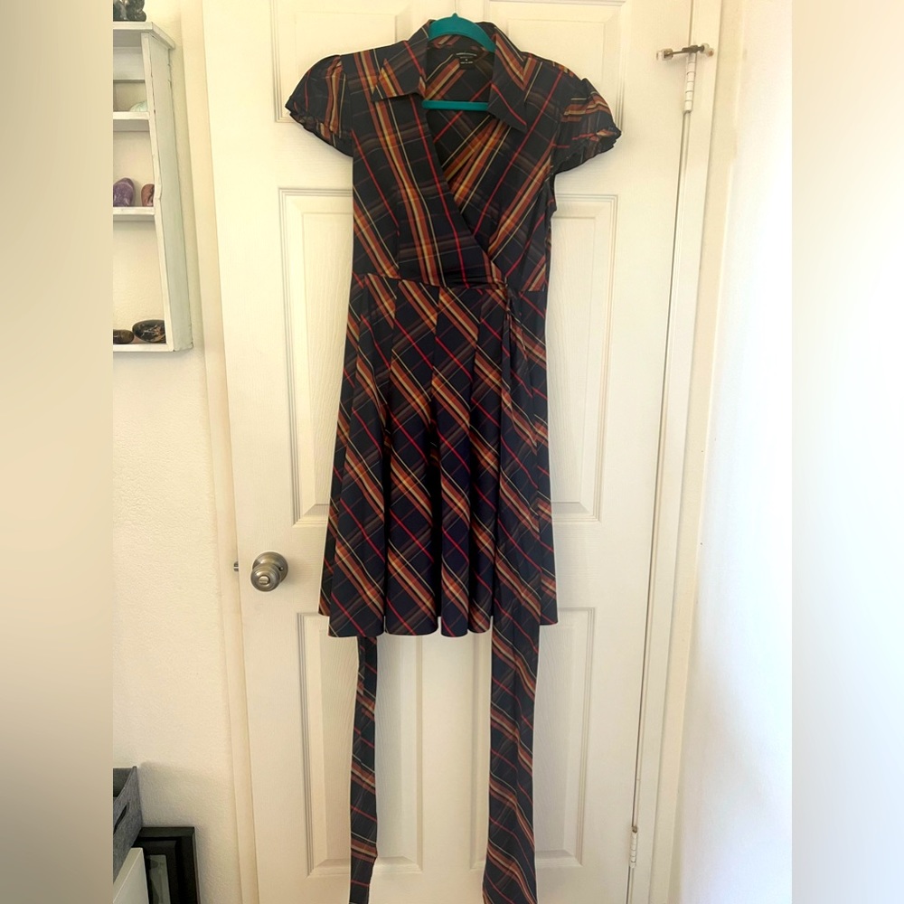 Short sleeve plaid mid level dress with sash